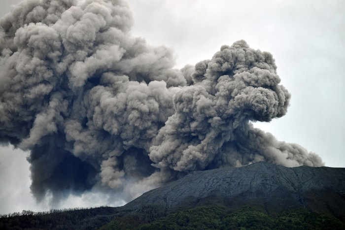Erupsi Gunung Marapi di Sumatera Barat pada Selasa malam (21/1) disertai dentuman keras dan getaran hingga Bukittinggi, memicu kewaspadaan terhadap potensi bahaya lahar.