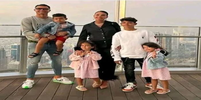 Mengisi waktu berkualitas dengan keluarga menjadi salah satu cara Ronaldo dalam mendidik anak-anaknya.