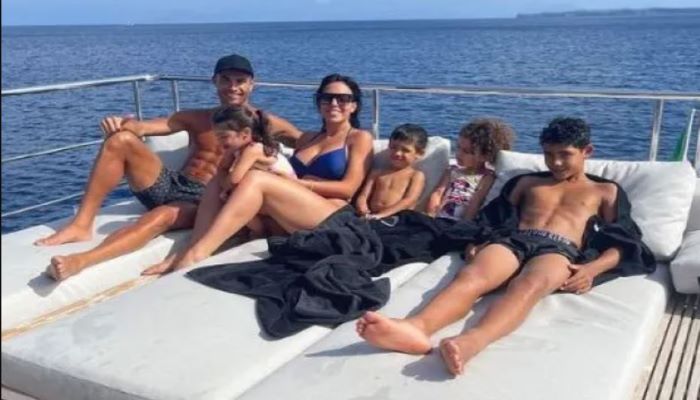Cristiano Ronaldo bersama Georgina Rodriguez dan anak-anak saat piknik ke Majorca menggunakan kapal pesiar mewah