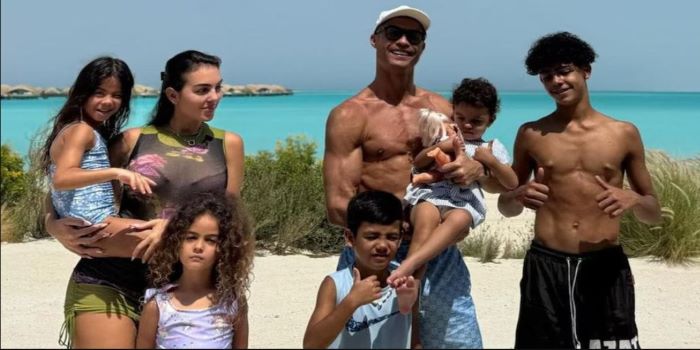 Cristiano Ronaldo berlibur ke pantai bersama keluarga