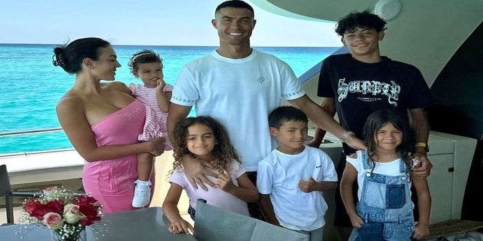 Cristiano Ronaldo bersama keluarga