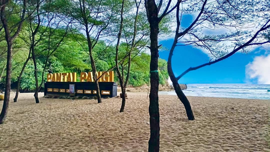 Pantai Pangi memiliki pasir putih bersih