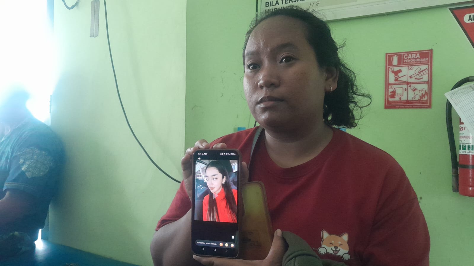 Pengasuh anak dari Uswatun Khasanah, korban mutilasi dalam koper di Ngawi menunjukkan foto korban.