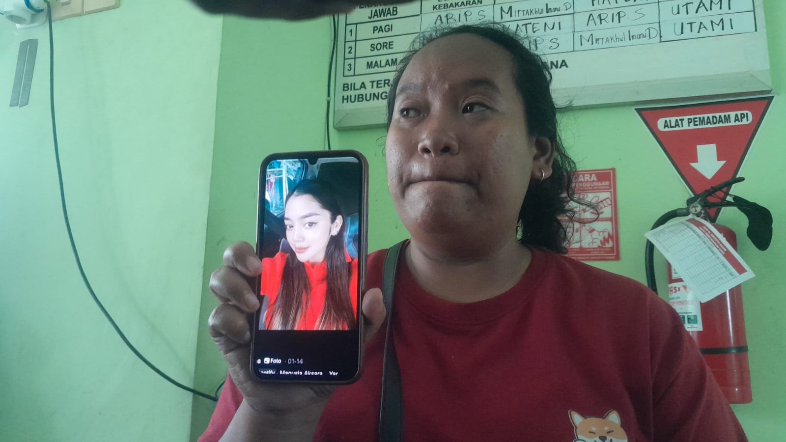 MIRIS : Ana Yuliani, 29, pengasuh anak korban menunjukkan foto korban sebelun ditemukan jadi korban mutilasi Jumat, 24 Januari 2025.