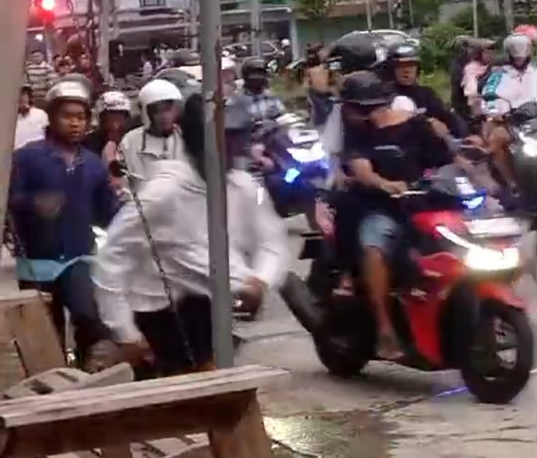 Rekaman video amatir bentrok suporter Liga 4 Jatim di Jalan Raya Madiun Ngawi, Jumat sore, 24 Januari 2025.