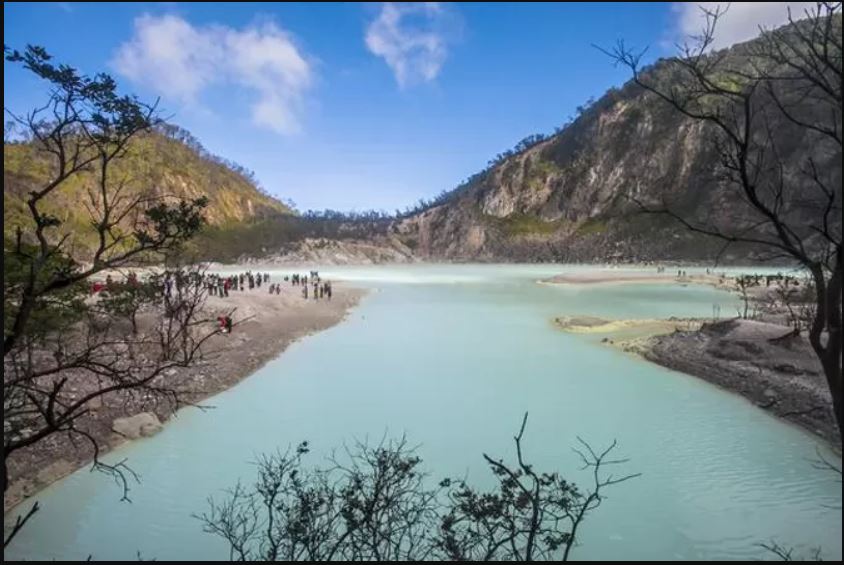 Kawah Putih Ciwidey di Desa Alam Endah, Kecamatan Rancabali, Kabupaten Bandung.
