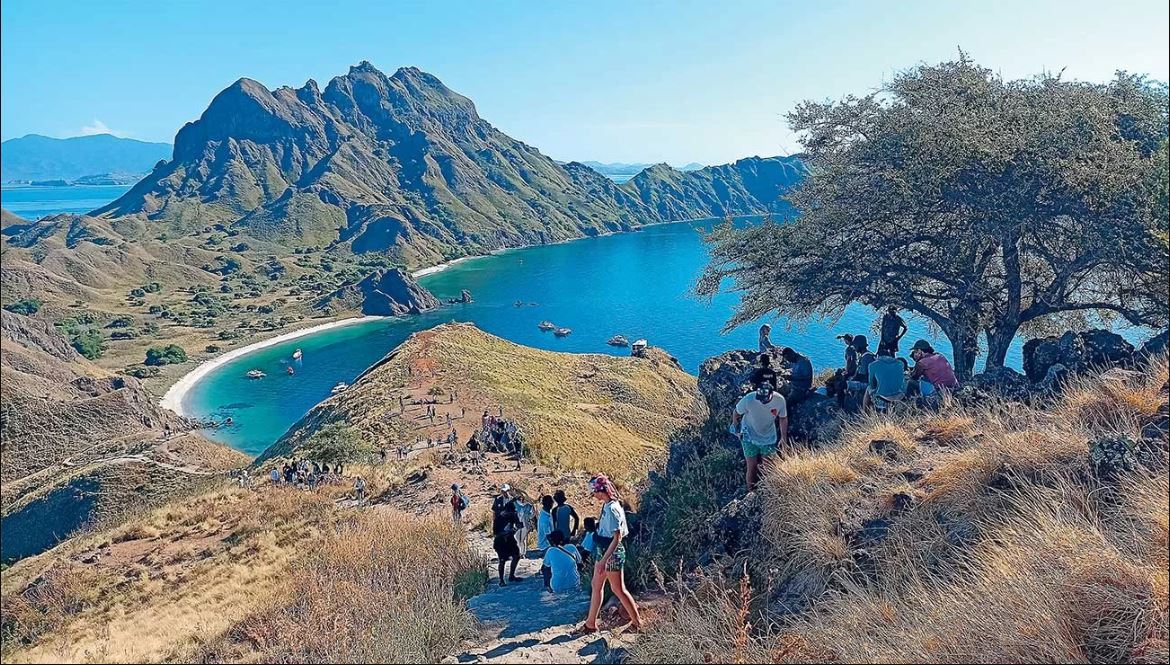 Panorama perbukitan dan pantai nan indah di Pulau Padar, Labuan Bajo, NTT.