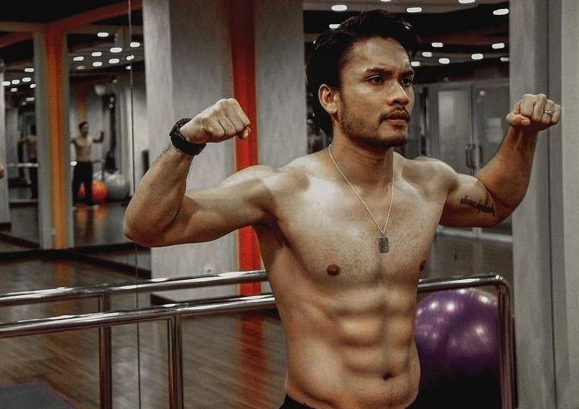 Randy Pangalila salah satu aktor yang rutin gym dan bertubuh kekar.