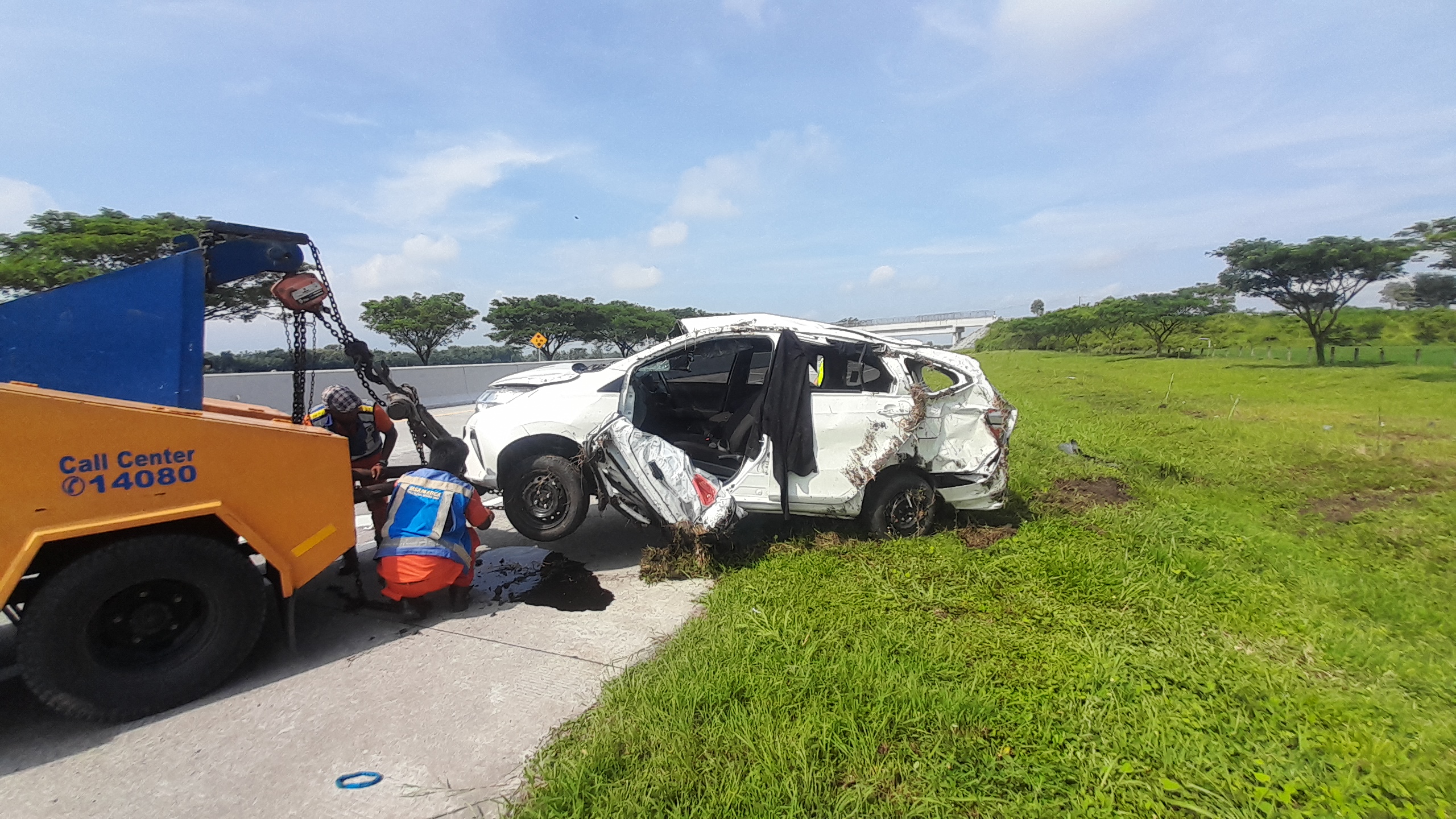 RUSAK PARAH: Kondisi mobil yang ditumpangi rombongan keluarga dari Purwakarta usai kecelakaan di Tol Ngawi Solo, pada Minggu (26/1).