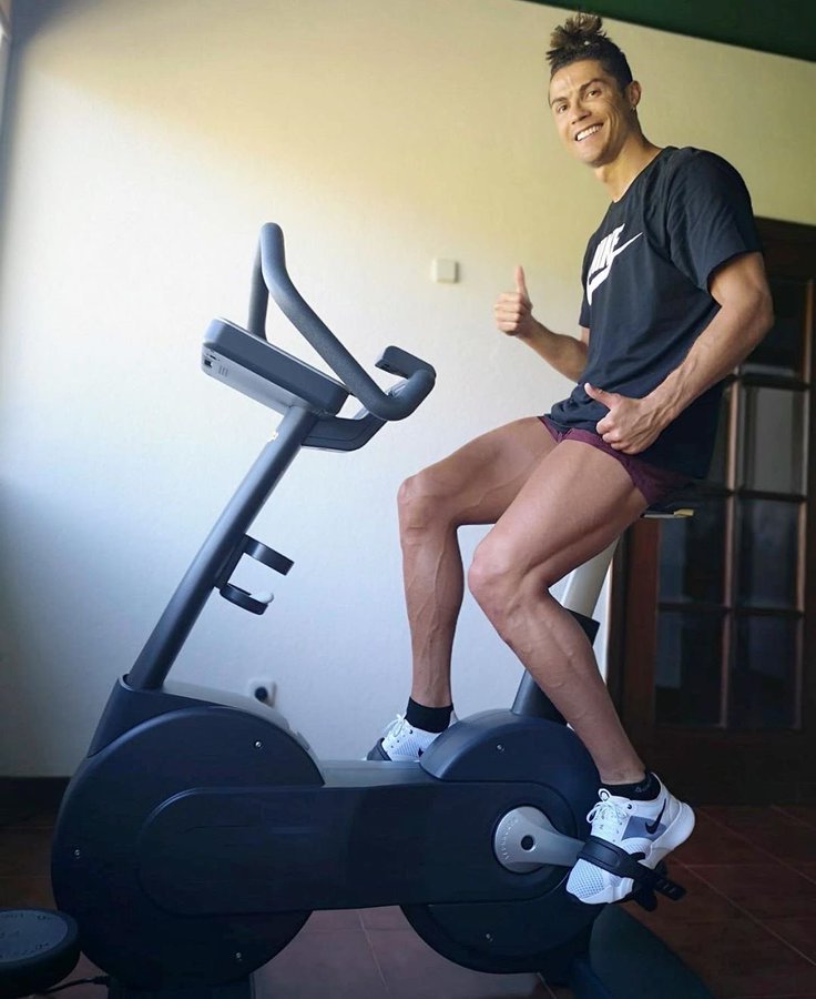 Latihan di gym agar punya otot paha kuat seperti Cristiano Ronaldo.
