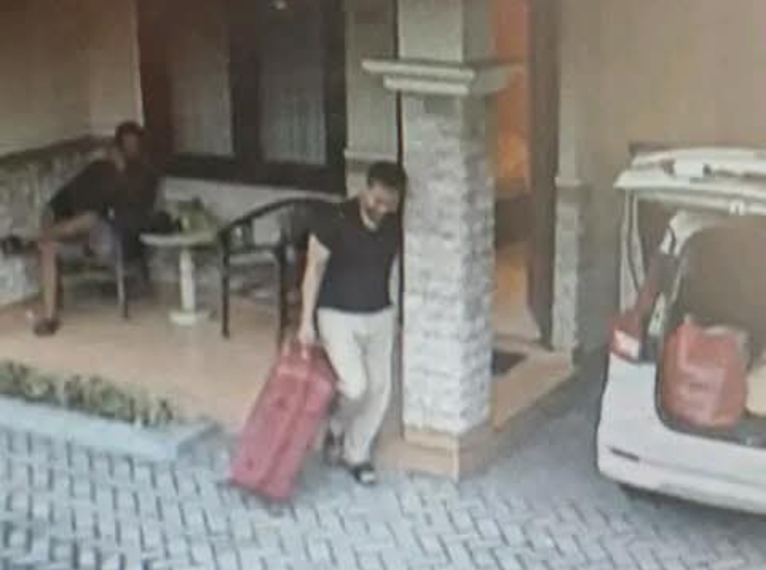 Rekaman CCTV pelaku usai eksekusi mutilasi Uswatun Khasanah di kamar 301 hotel di Kediri, sebelum jasad bagian tubuh ditemukan pertama kali di Ngawi.