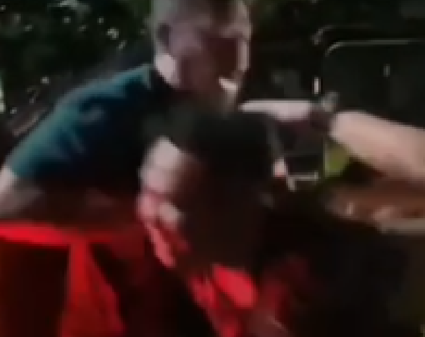 TAMPAK SEPERTI TERSENYUM: Sejumlah polisi membekuk terduga pelaku mutilasi perempuan Blitar di Kota Madiun pada Minggu (26/1) dini hari.