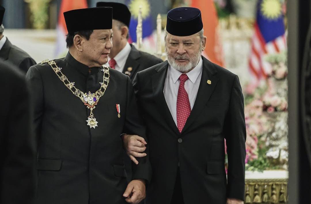 Kelakar Anwar Ibrahim saat Prabowo menerima penghargaan tertinggi dari Raja Malaysia mencairkan suasana, simbol eratnya hubungan kedua negara.