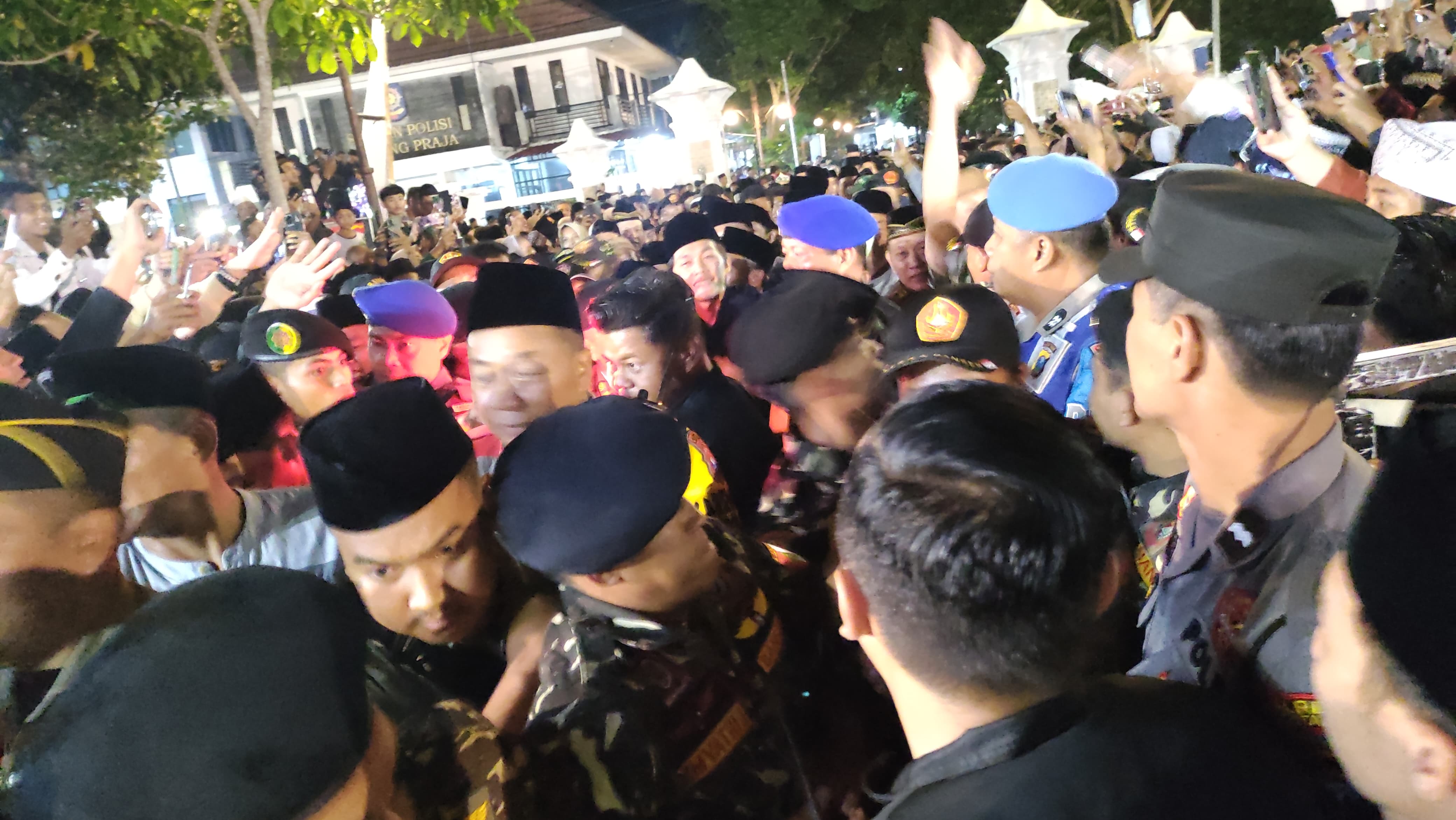 Pengajian Gus Iqdam di Pacitan penuh sesak jemaah.