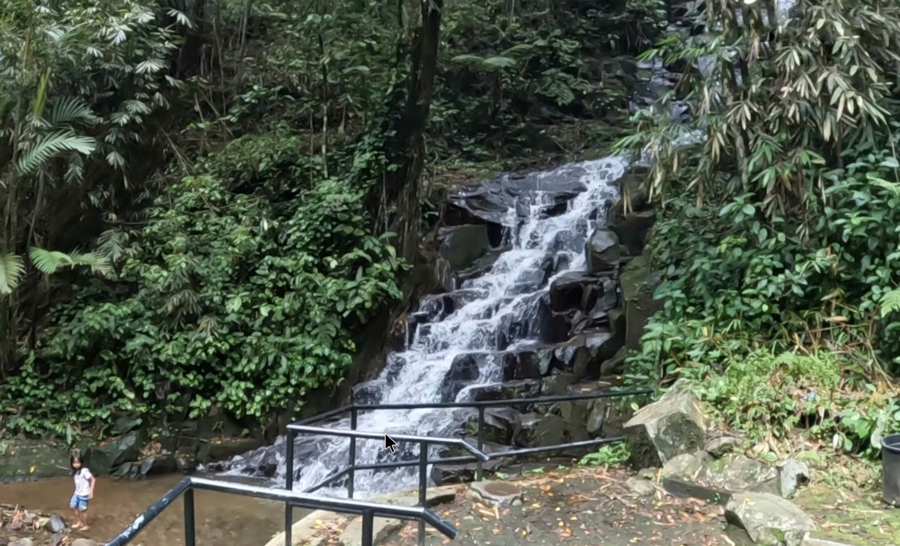 Air Terjun Irenggolo adalah surga tersembunyi yang wajib dikunjungi saat berada di Kediri