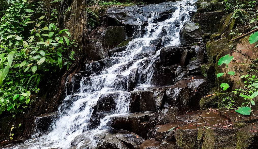 Air Terjun Irenggolo menyuguhkan pesona alam yang memikat