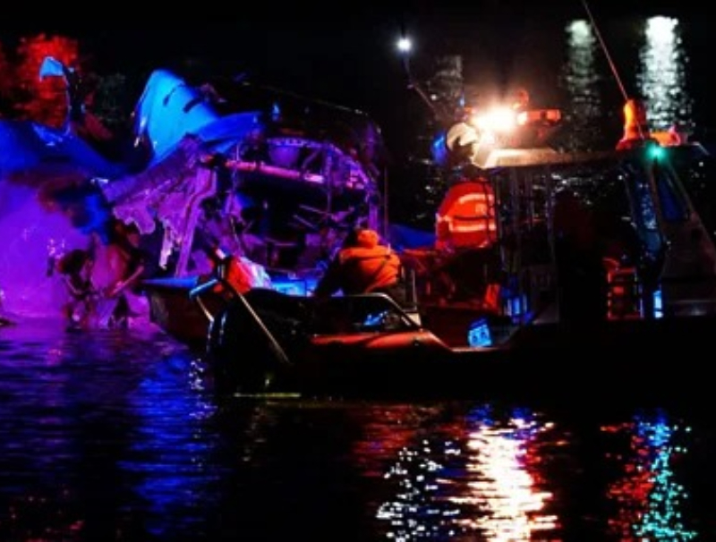 Pesawat American Airlines bertabrakan dengan helikopter Blackhawk di atas Sungai Potomac, menewaskan puluhan orang ditengah cuaca ekstrem