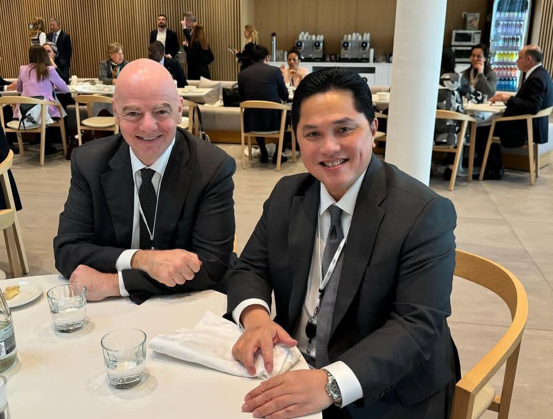 Erick Thohir bertemu Presiden FIFA Gianni Infantino di Swiss untuk bahas transformasi sepakbola Indonesia dan perkembangan sepakbola global.