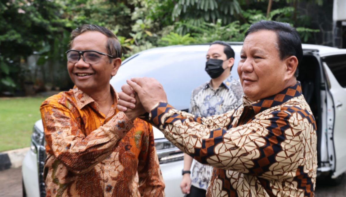 Mahfud MD memberi pesan kepada Presiden Prabowo untuk melawan mafia tanah dan laut yang semakin merajalela, meski tugasnya sangat berat.