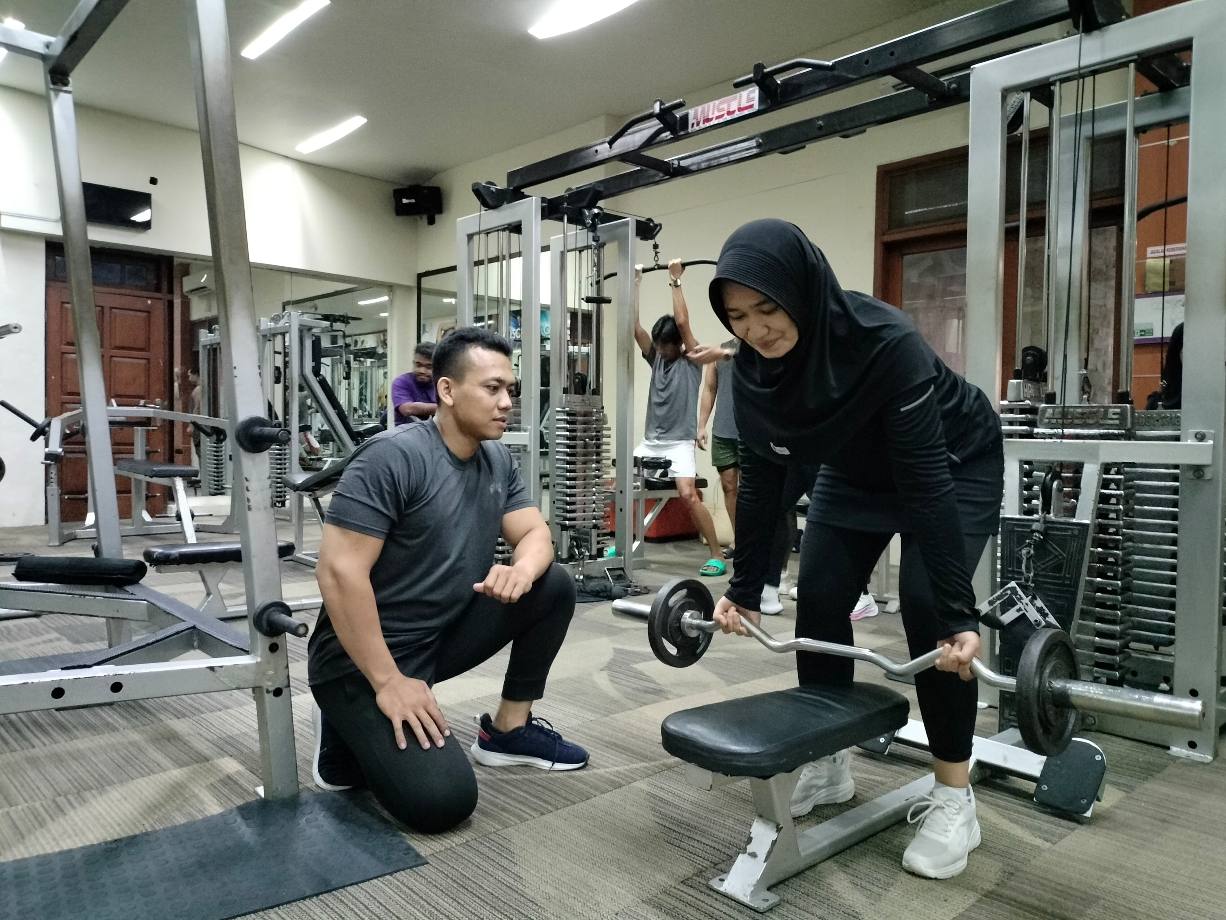 Lukman personal trainer di I Club Gym Madiun, tempat kebugaran ini punya fasilitas lengkap.
