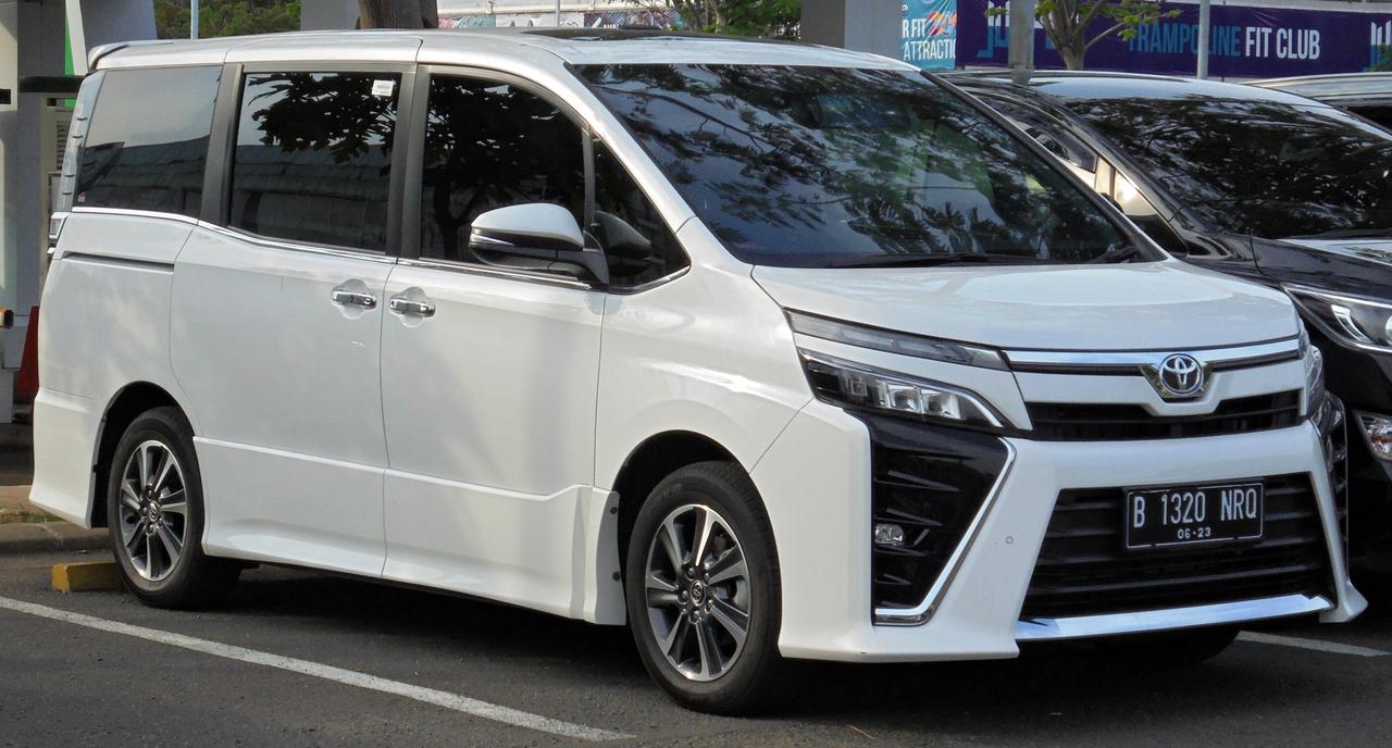 Toyota Voxy dijuluki Baby Alphard karena fitur mewah yang dimilikinya.