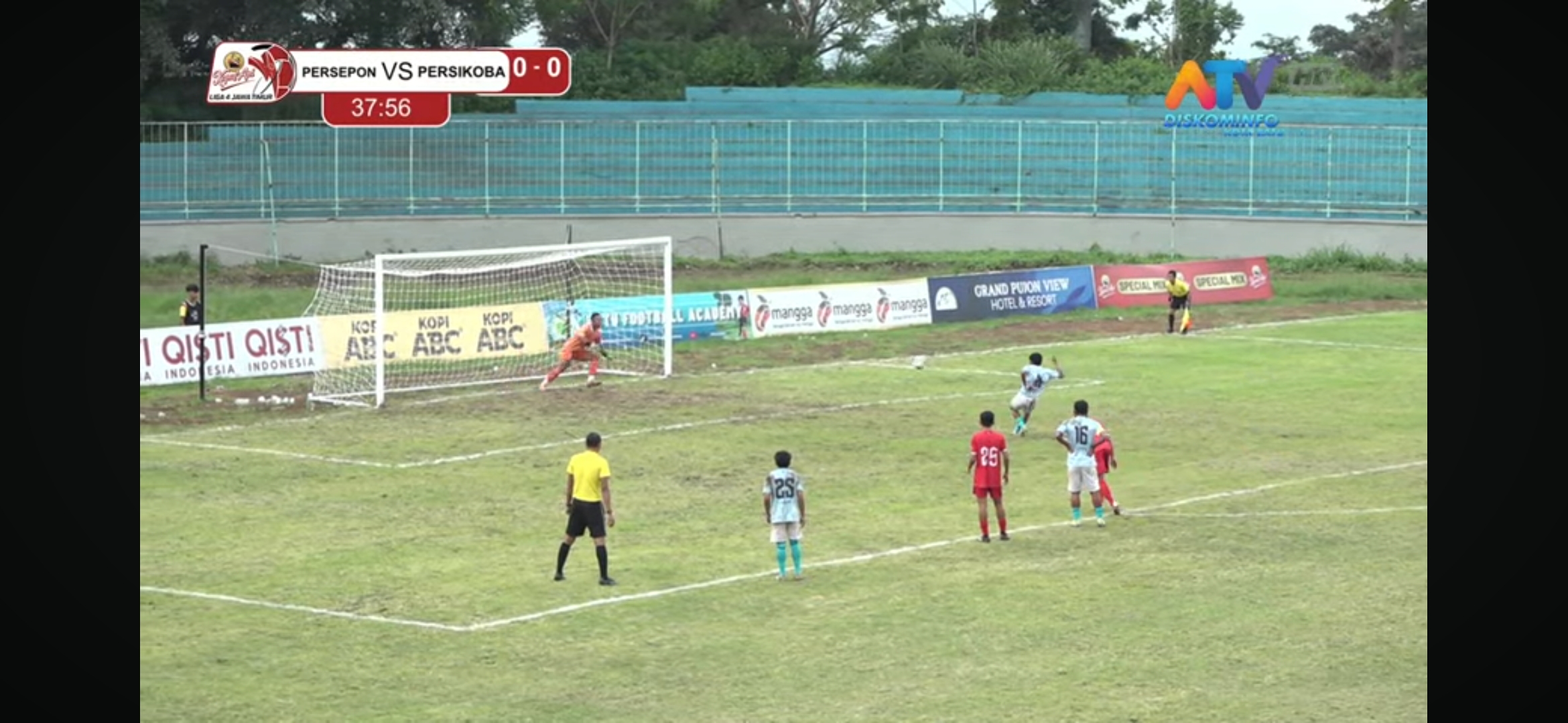Persikoba gagal memanfaatkan penalti di babak pertama, tendangan dihalau kiper Persepon di match kedua Liga 4 Jatim.