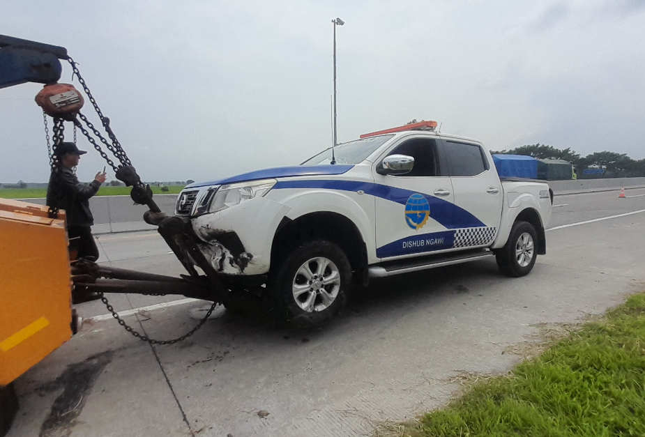 DIDEREK: Mobil patwal Dishub Ngawi dievakuasi dari parit setelah ditabrak bus rombongan mahasiswa Polines di Tol Solo-Ngawi pada Senin (3/2).