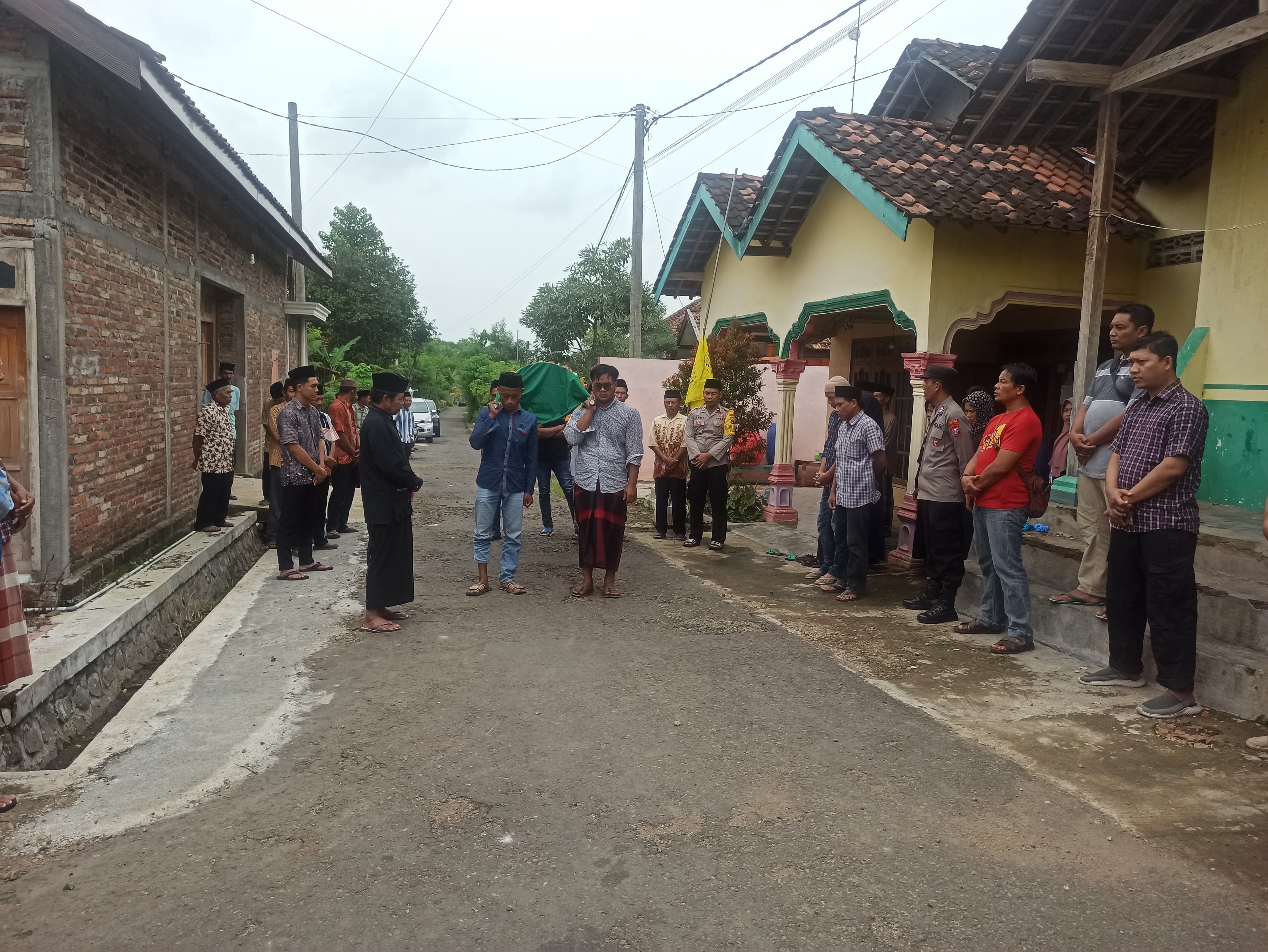 Puluhan warga Desa Bondrang, Sawoo, Ponorogo diduga keracunan sate gule acara dzikir fida, satu di antaranya meninggal dunia.