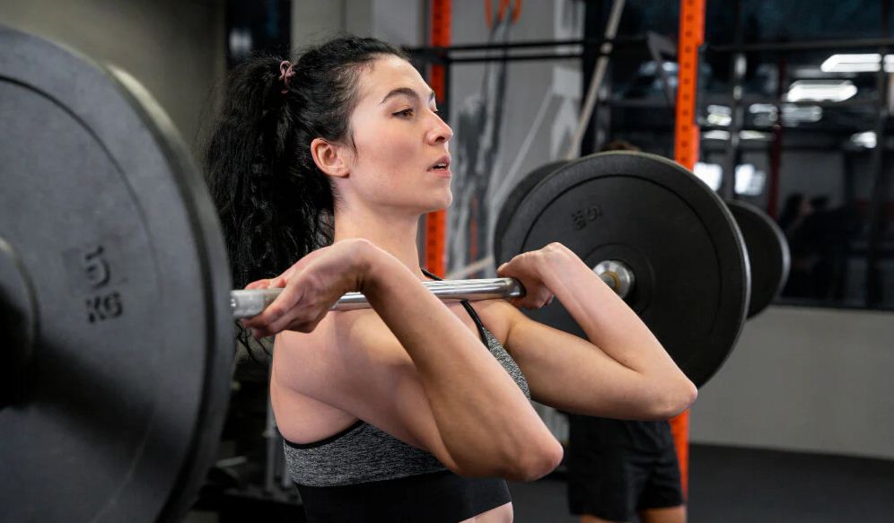 Manfaat dan tips memulai angkat beban di gym untuk perempuan.