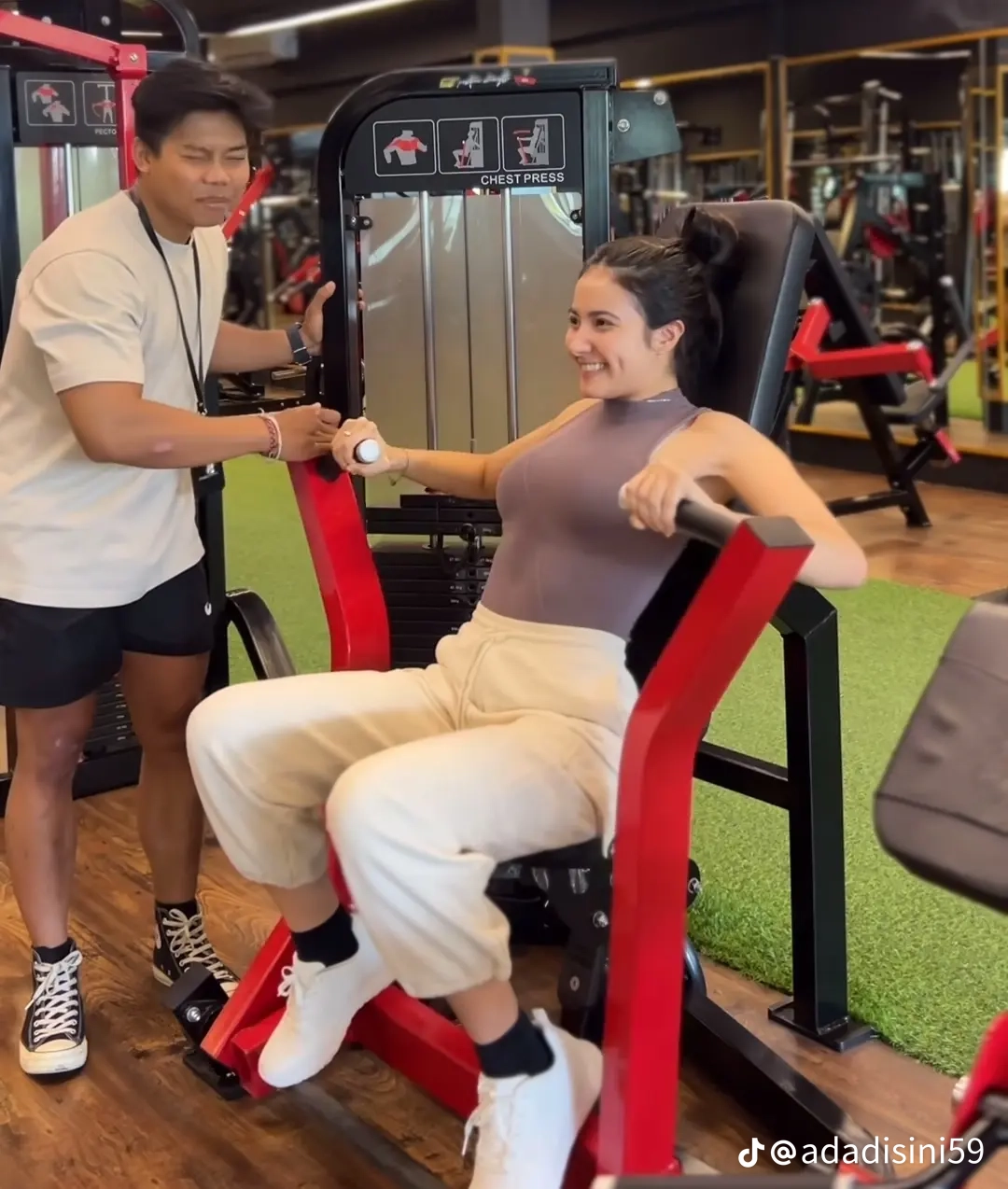 Fakta mengejutkan di balik Bulan Sutena viral 1 menit 14 detik, punya body goal dengan rutin latihan gym.