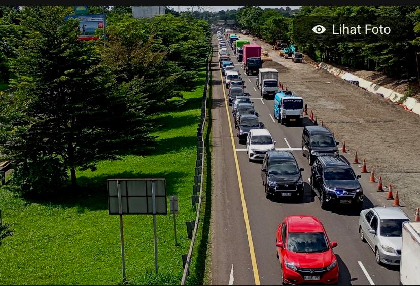 Antrean mengular imbas kecelakaan maut di Tol Ciawi