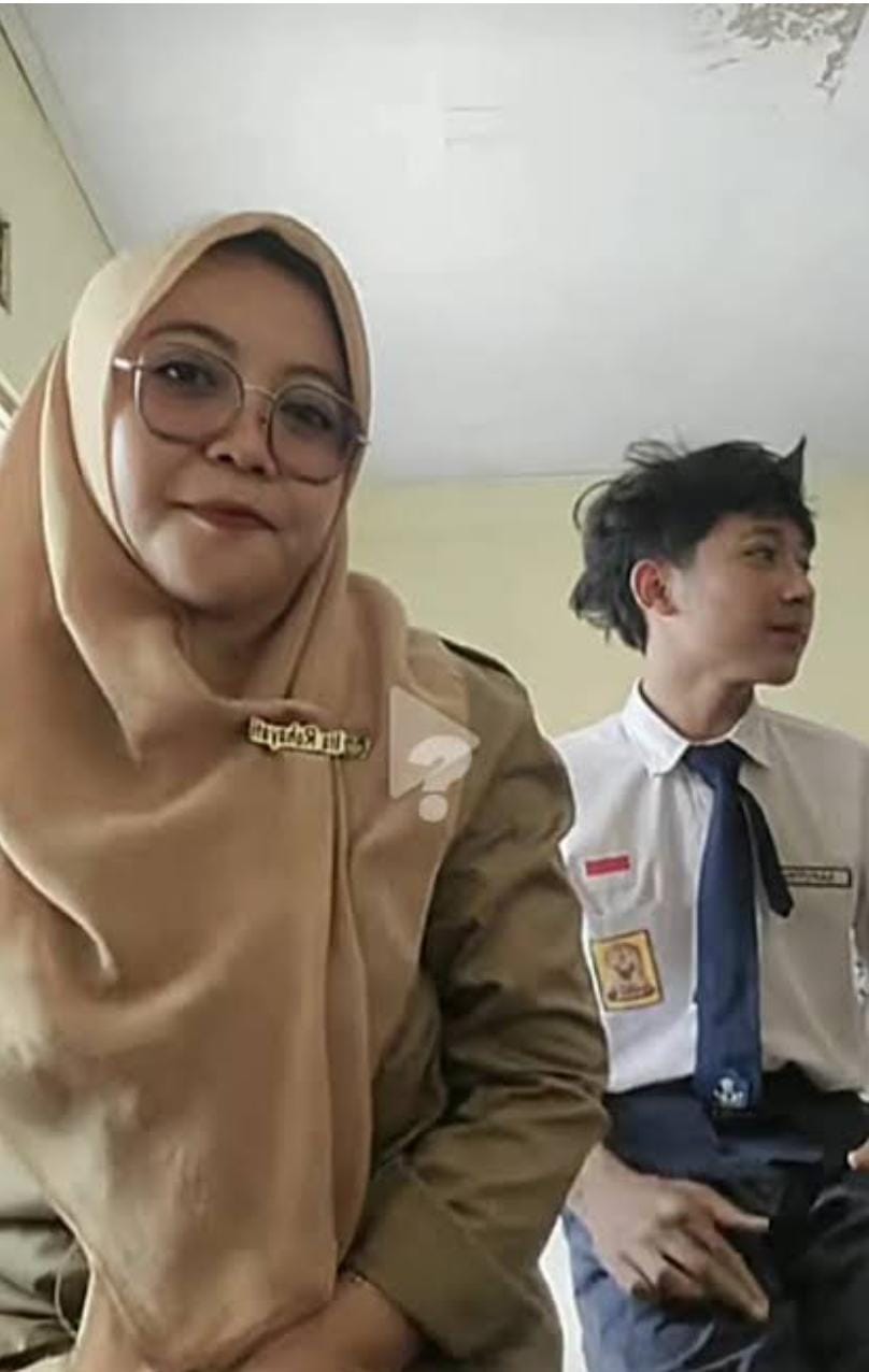 Guru agama Grobogan yang viral bersama siswa.