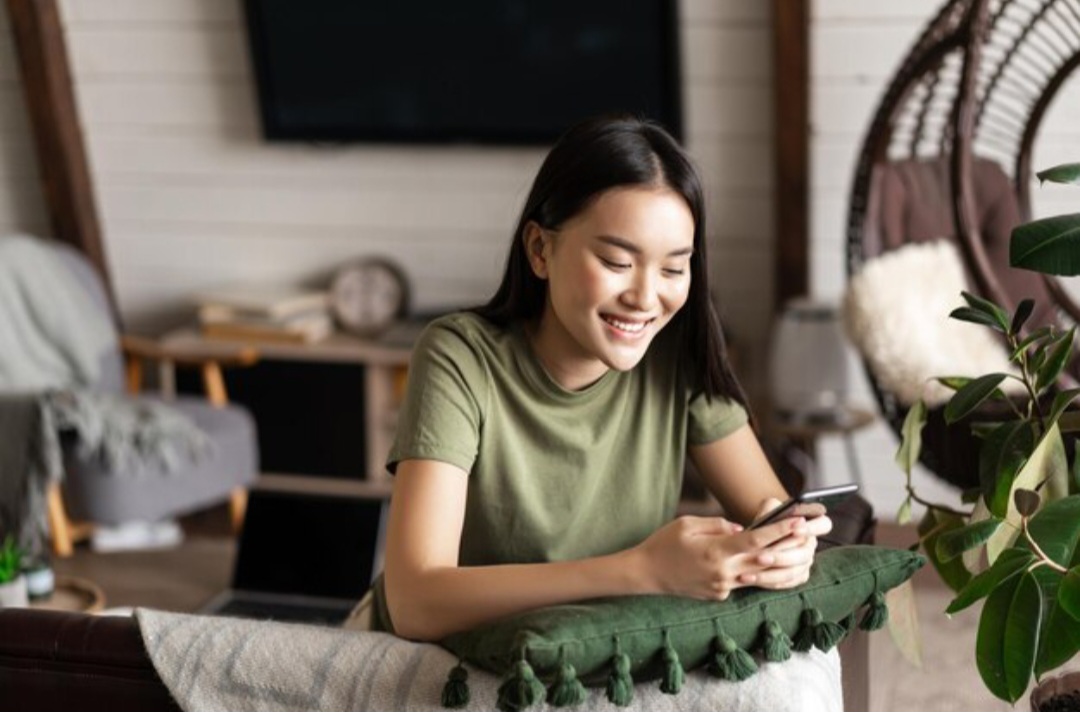 Ilustrasi kepribadian seseorang yang jarang bikin status WhatsApp.