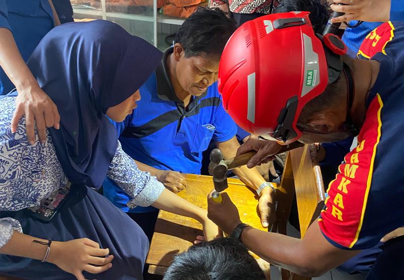 Evakuasi dramatis jari kelingking siswa SMPN 1 Pacitan terjepit di lubang kursi.