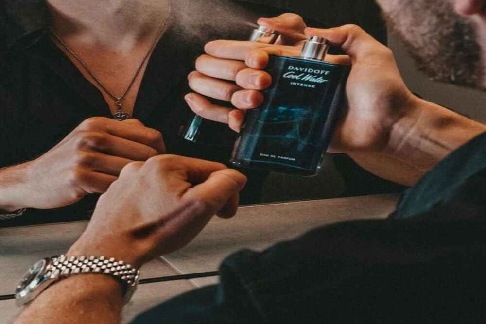 ilustrasi parfum laki-laki yang tahan lama.