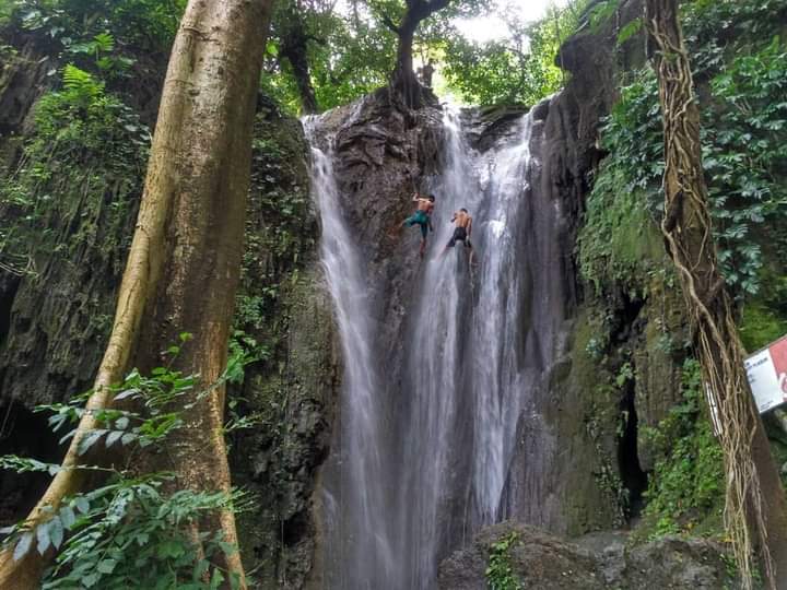 Air Terjun Plasur memiliki 2 air terjun sekaligus dalam satu kawasan