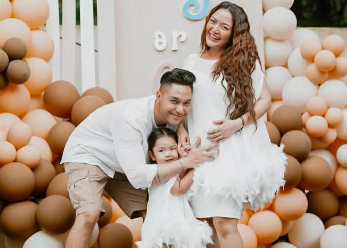 Siti Badriah hamil anak kedua, bersama keluarga menggelar gender reveal party.