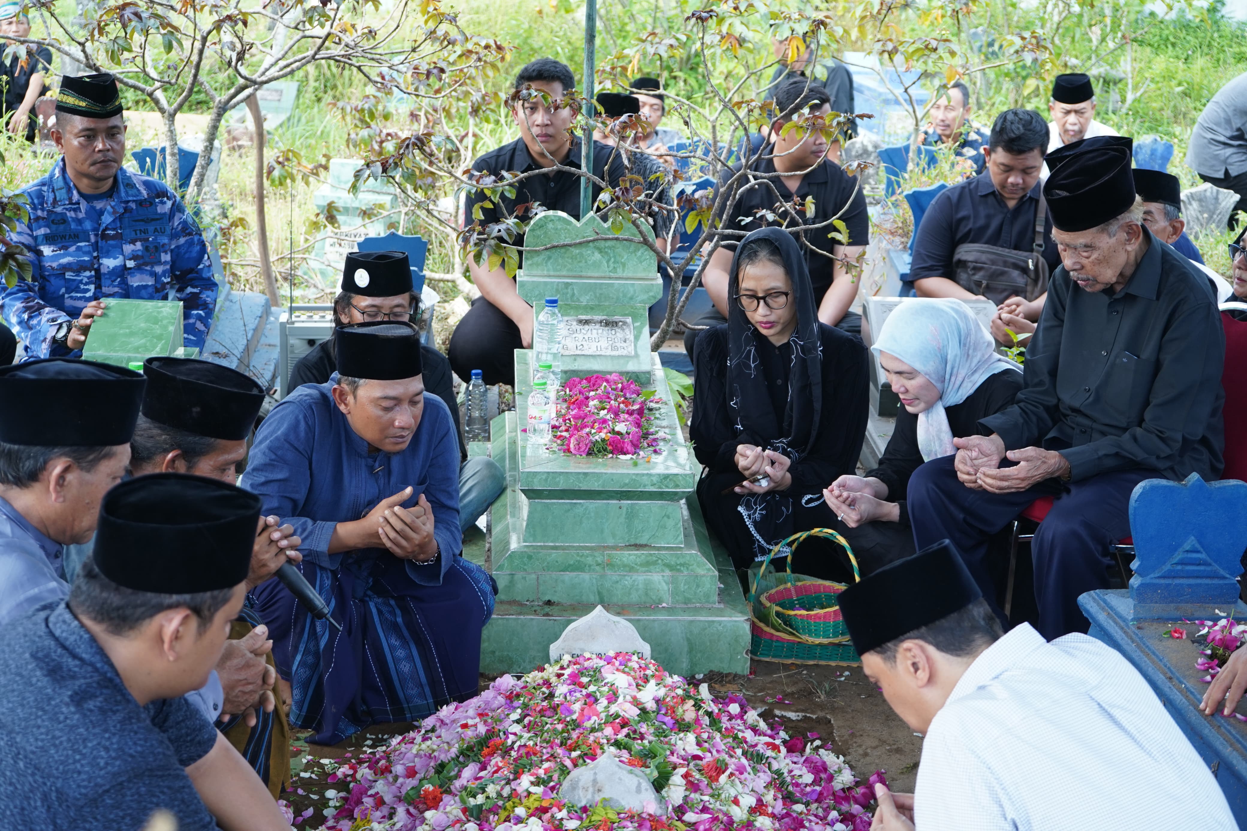 Bupati Pacitan Indrata Nur Bayuaji saat prosesi pemakaman sang ibunda Jumat Sore, 7 Februari 2025.