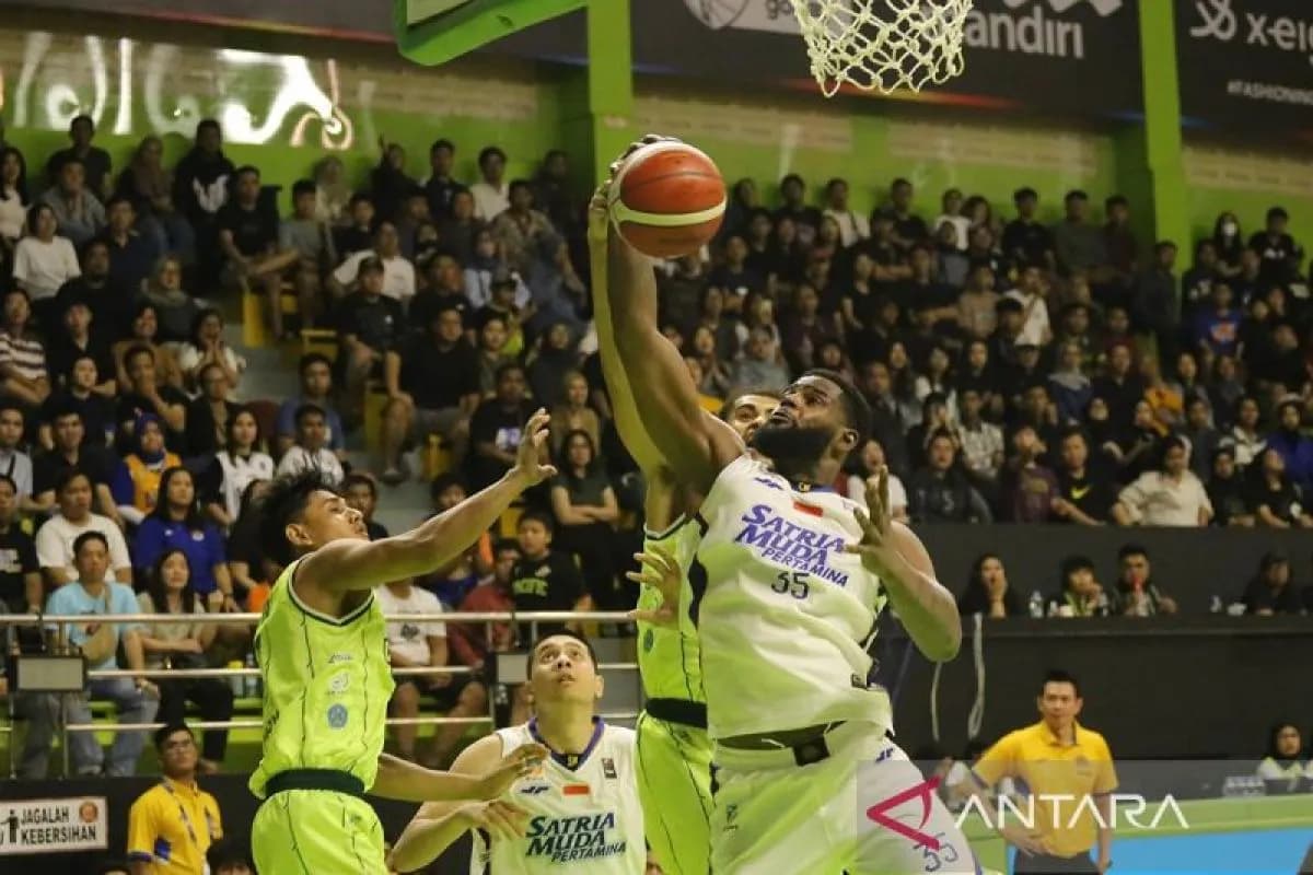 Pebasket Satria Muda Pertamina Jakarta Wendell Lewis (kanan) berebut bola dengan sejumlah pebasket Pacific Caesar.