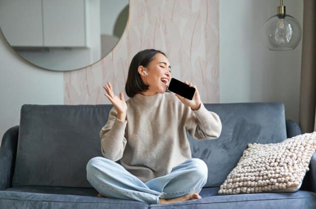 Kepribadian orang yang sering balas chat Whatsapp lewat voice notes.