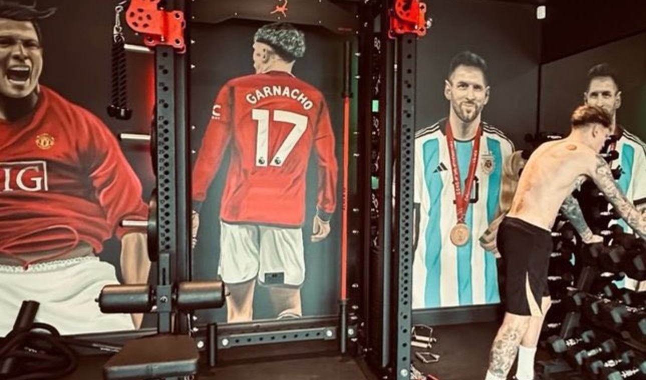Ruang gym Garnacho berhias mural Ronaldo dan Messi.