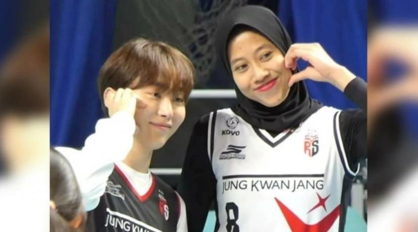 Boo Seungkwan bersama Megawati Hangestri Red Sparks