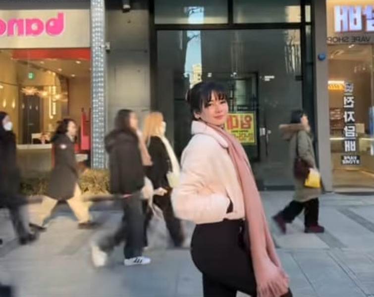 Iris Wullur nikmati libur di Korea.