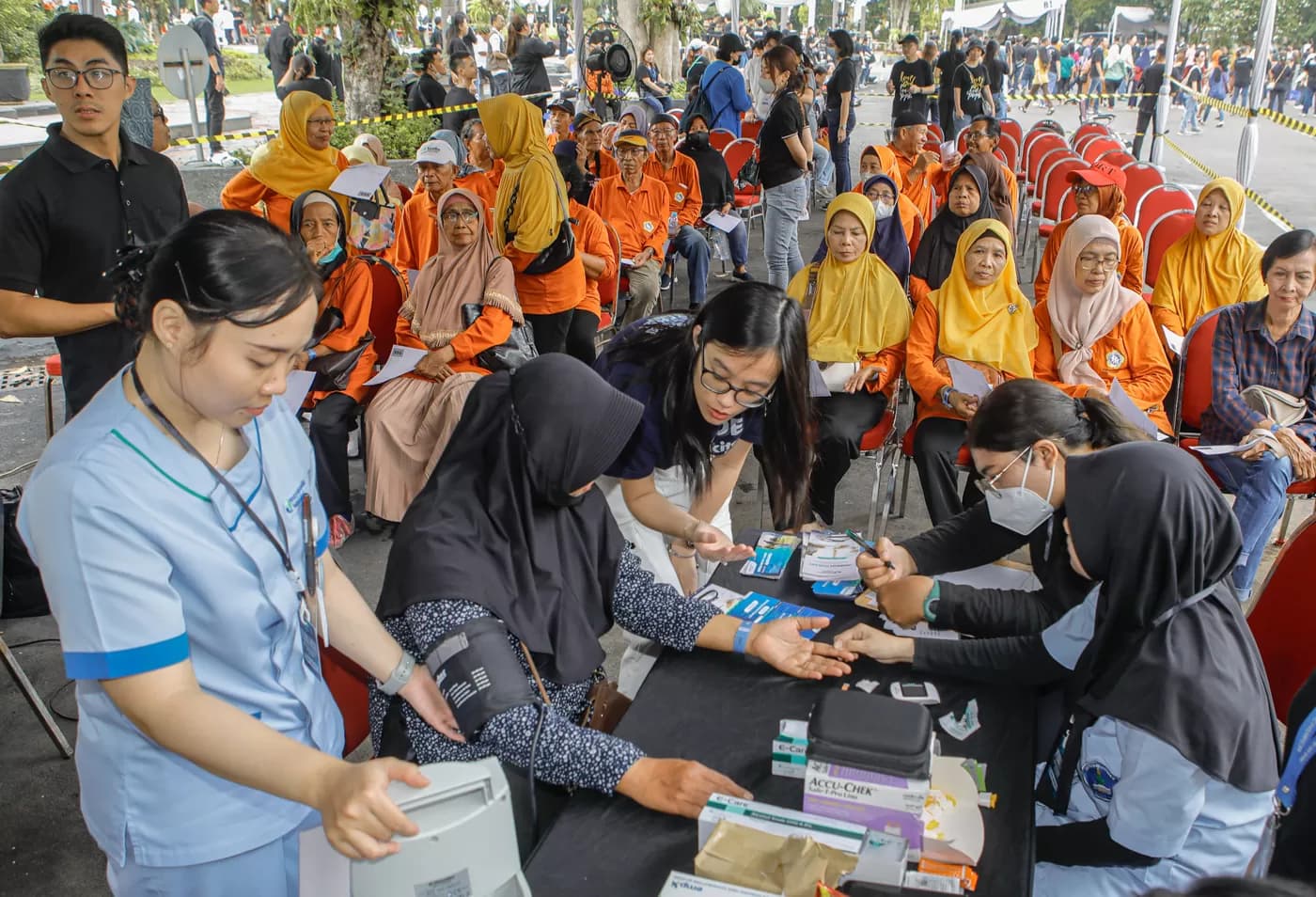 Sejumlah warga Kota Surabaya mengantre untuk mendapatkan pemeriksaan kesehatan gratis di Balai Kota Surabaya, Jawa Timur.