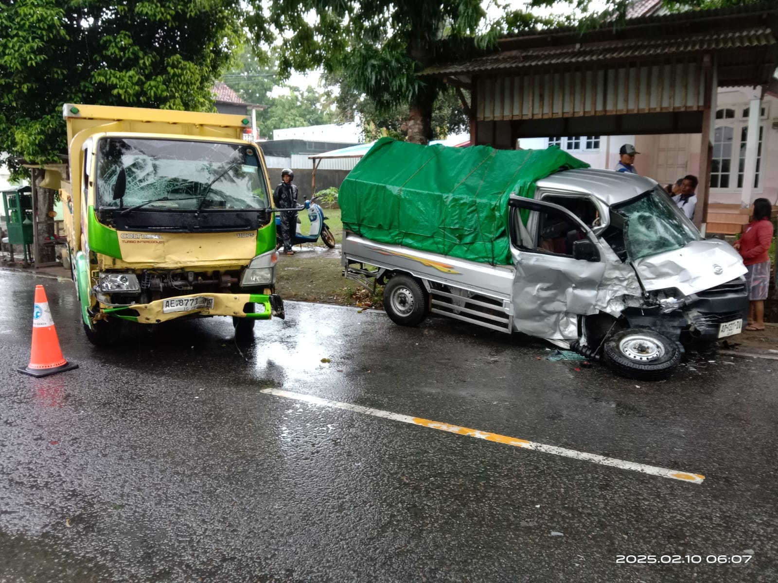 Laka truk vs Grandmax di Pacitan.