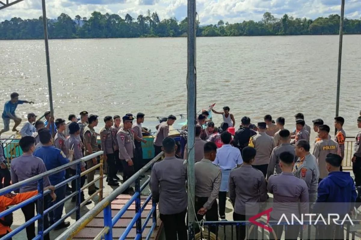 Proses evakuasi korban kecelakaan speedboat yang tiba di pelabuhan Kulteka, Tanjung Selor, Kabupaten Bulungan, Senin 10 Februari 2025 sore.