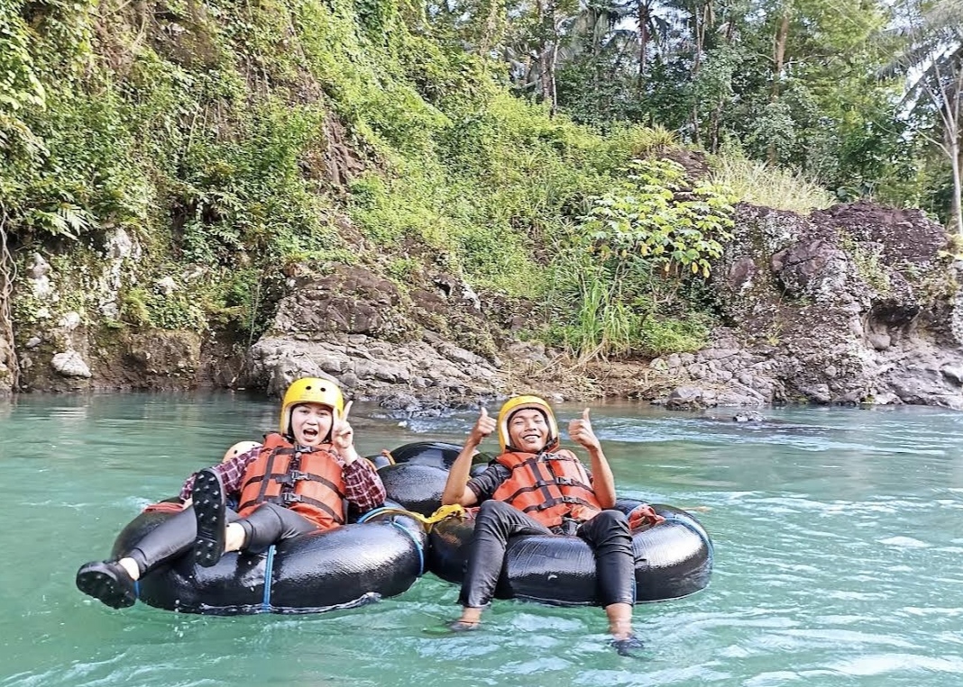 Menikmati sensasi petualang River Tubing Sendang Dalem Kebumen.