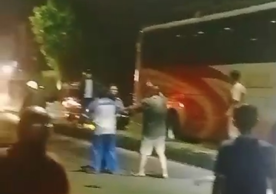 Detik-detik perkelahian kru bus Sugeng Rahayu vs Mira di tengah jalan, Jiwan, Madiun.