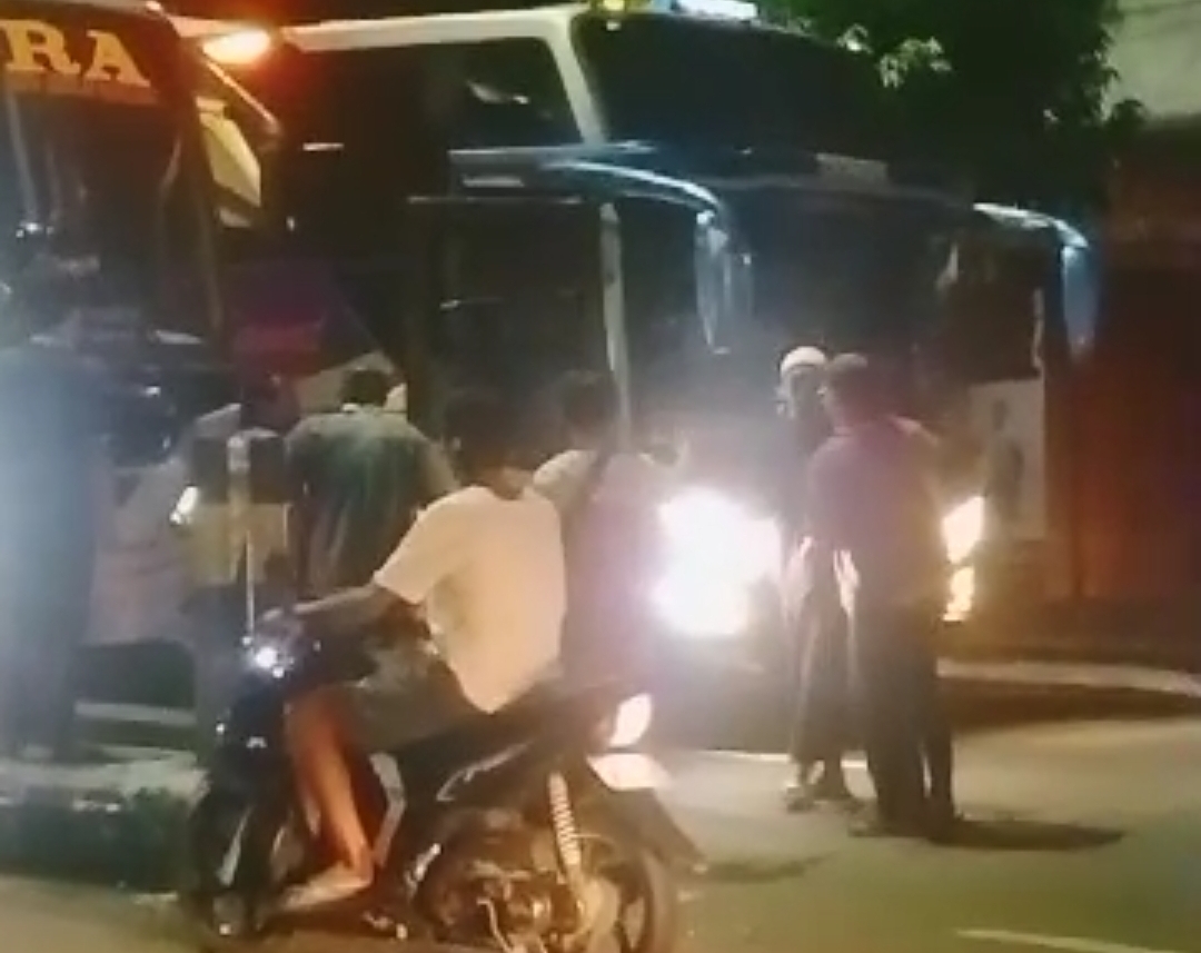 Video viral bentrok kru bus Sugeng Rahayu vs Mira di Jiwan, Madiun beredar di media sosial.