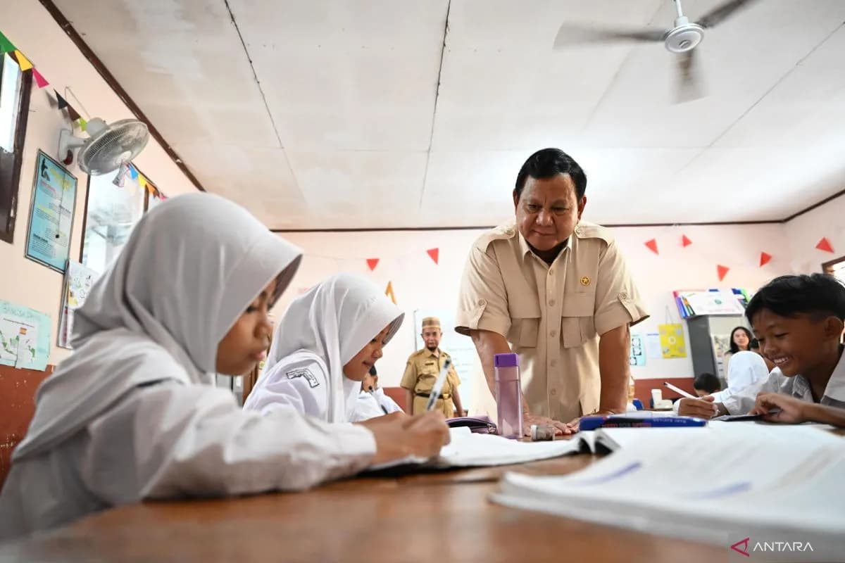 Presiden RI Prabowo Subianto melihat proses belajar mengajar setelah meninjau pelaksanaan Makan Bergizi Gratis (MBG) di SDN Kedung Jaya 1 Bogor, Kota Bogor, Jawa Barat, Senin 10 Februari 2025.